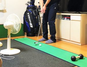 扇風機を浴びながら鉄アレイに向かって打つ!? トップアマの巣ごもり練習が深かった