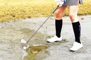 【ゴルルとルール】ボールがバンカー内の水たまりに! バンカーの外にドロップしてもいい?