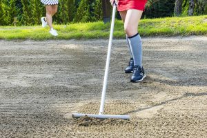 【ゴルルとルール】フェアウェイバンカーでプレーの線上にある足跡をならした。これってNG?