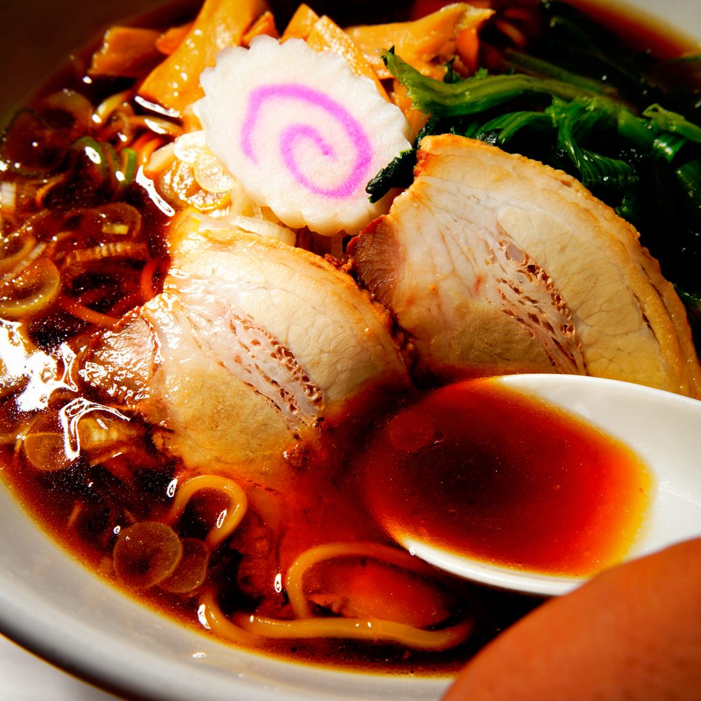 【推しメシ】Vol.182　旨さの秘密は “黒醤油” にあり！　茨城県・古河ゴルフリンクスの「古河大橋 黒醤油らーめん」